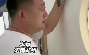 50岁爸爸送2岁女儿上育儿园站在门外哭成泪人，网友：嫁人可咋办？