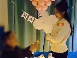 在火热的军营，兵哥哥男友为等他三年的女友安排了一场特别的求婚。军人的爱情，浪漫又坚定，平凡又伟大。在战友们的见证下，收获属于他们的爱情。