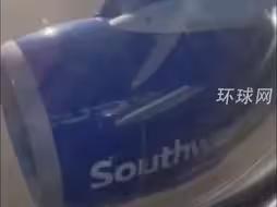美国波音客机又双叕出事故！起飞时发动机罩脱落，机上人员记录下惊险过程