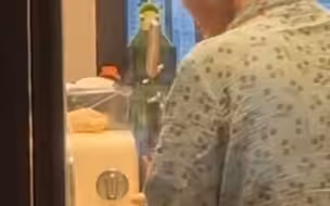 男孩记录母亲生前给自己做的最后一顿饭：“妈，您走好，没什么再能打到我了。”