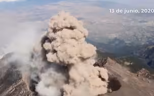 墨西哥波波卡特佩特火山喷发 空中俯瞰浓烟滚滚场景壮观