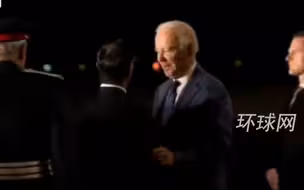 没认出来？拜登访问英国，英首相苏纳克接机被一把推开