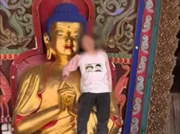山西一女游客爬上佛像大喊大叫，官方通报：已被警方带走