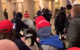 被问总统是否该对国会暴乱负责，彭斯不理不睬直接忽略记者向前走去