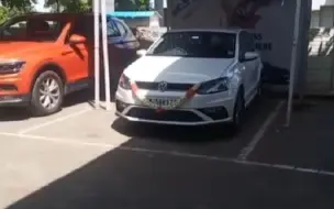 乐极生悲！印度驾驶员提车刚启动就翻车