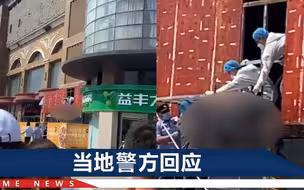 江苏泰州一广告牌内发现女性遗体，附近住户：一个月前已闻到异味