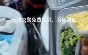 卡车司机被堵高速，交警霸气喊话送盒饭，网友：硬核浪漫