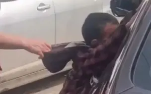 确定是亲生的😂  #爸妈过完年离开家时儿子的不同反应，怪不得说儿子都是妈妈的小情人！