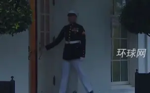 白宫守卫的哨兵被雷声吓一哆嗦，随后就打开门优雅的“撤退”了……