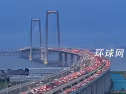 航拍深中通道通车后首次亮灯，夜幕下灯火璀璨，宛若海上“银河”