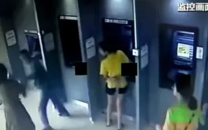 千钧一发！女子存钱被抢 外卖小哥勇擒歹徒