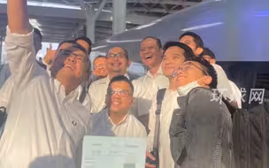 体验车厢爆满的雅万高铁：印尼民众组团花式打卡，车上响起熟悉的中国式报站音