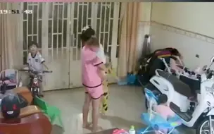 母亲飞奔回房间救走婴儿 下一秒天花板塌了
