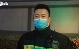 消防员连续15年值守春节，除夕夜在街头为家人送上祝福