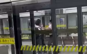 两人在轨交站台因琐事产生纠纷并互相殴打，被上海轨交警方 处以行政拘留处罚。