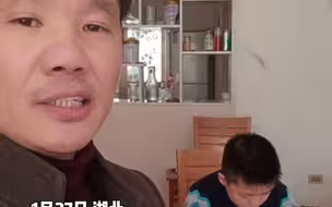 寒假余额不足！孩子疯狂补作业，老爸一旁幽默解说。网友：一支笔，一个晚上，一个奇迹