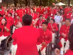 可爱一幕！巴黎残奥会开幕式前，中国与智利代表团PK“加油”