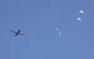 神兵天降高原！我空降兵大规模武装集群跳伞