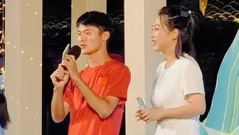 #趣乡村衢乡村 音乐无界，你我共唱。#世界那么大家乡只有一个 在这个星光璀璨的夜晚，跨越舞台与观众席的界限，江山小伙带来他为家乡自制的原创歌曲。#来江山抢歌歌