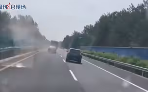 高速上货车狂别小车后逃逸，交警回应：货车司机已被控制