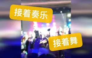 无视疫情 数百人未戴口罩参加特朗普跨年派对