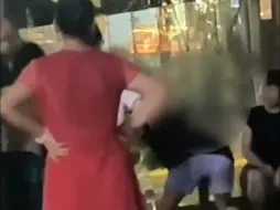 大爷大妈晚上跳广场舞，扰民女子持菜刀狂砍音响，小区物业回应