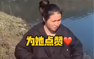 宝妈把1岁娃交给陌生人 自己跳河救人