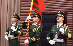 凡是过往，皆为序章。告别，亦是一种出发！再见，军营！再见，战友！