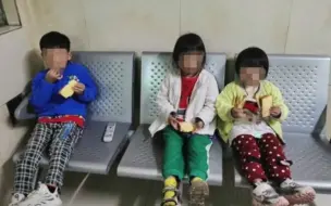 夫妻吵架把仨孩子丢路边，民警联系家长竟都不愿来接，劝了5个小时孩子妈妈才接回