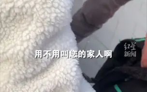 老人摔倒在路边无人搀扶，孩子首当其冲和家人一起扶起