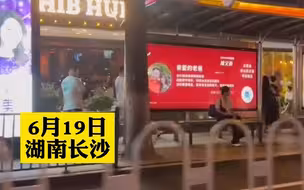 女子获得优秀员工称号，公司奖励100块户外广告牌