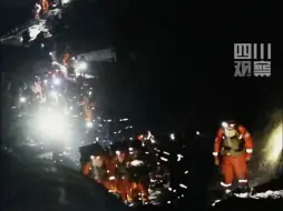 被漫山的手电筒光震撼了，四川森林消防黑夜救援山火，每一束光代表一份守护