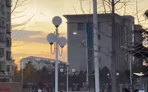 考研结束后男生本打算拍下夕阳，看到朋友在夕阳下向他招手，“一辈子都不会忘记这一天这一幕”
