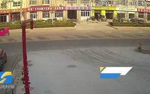 爸爸在家熟睡 年幼儿子独自穿衣偷跑上街找奶奶