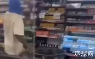 美国“零元购”踢到铁板，劫匪被便利店员工打到尖叫求饶