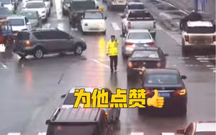 休假交警遇上堵车 穿上警服立即上岗