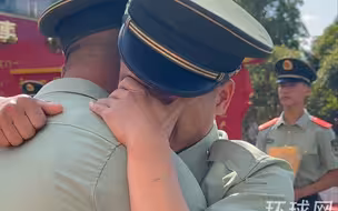 又是一年退伍季，武警黔南支队独山中队退役，兵哥哥卸衔时哭成泪人！