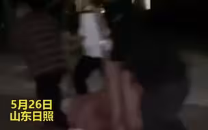 毕业聚餐男生喝断片，同学借用酒店行李车连拉带推一路欢声笑语将其拉回宿舍！