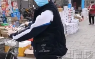 #男子狂追单车少年两条街为还钱 谢谢好心人，你们让社会更温暖，但是骑车也注意不要超速哦~