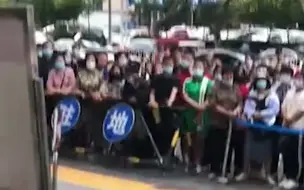 考生拍摄出考场第一视角，上百个家长目光锁定，网友：压迫感满级