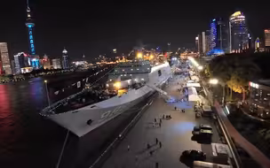 军舰与东方明珠震撼同框！穿越机视角“瞰”舰：夜幕下江畔熠熠生辉