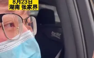 护士路过自家，不断放大手机焦距看儿子，宝贝挥动小红旗示方位！