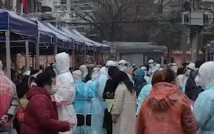 上海市宝山区友谊路街道临江新村（一、二村）小区列为中风险地区。小区全员核酸检测有序进行