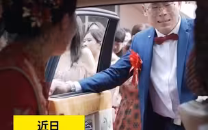 姐姐出嫁即将出发，弟弟送姐姐忍不住嚎啕大哭，抓着车门不肯放手！网友：姐弟感情一定很深！