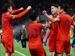 18强赛首胜！国足主场2-1险胜印尼，范志毅直播时激动落泪