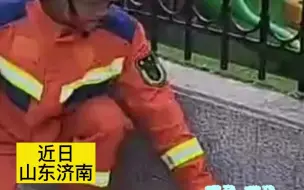 消防员小心翼翼的抓蛇,没想到......最后这下多少带点脾气