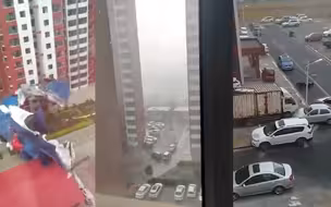 山西平遥遭狂风暴雨 大棚连根拔起汽车“无人驾驶”连怼多车