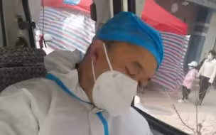 双向奔赴的爱！车主特意不锁车 贴纸条让志愿者休息