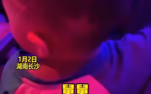 3岁小外甥吃饭时，搭讪美女狂喊舅舅，单身舅舅全程干饭不抬头