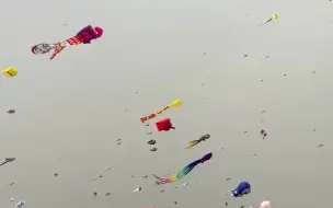 万物皆可上天！第40届潍坊国际风筝节开幕，“这放的不是风筝，是人类的想象力”。
